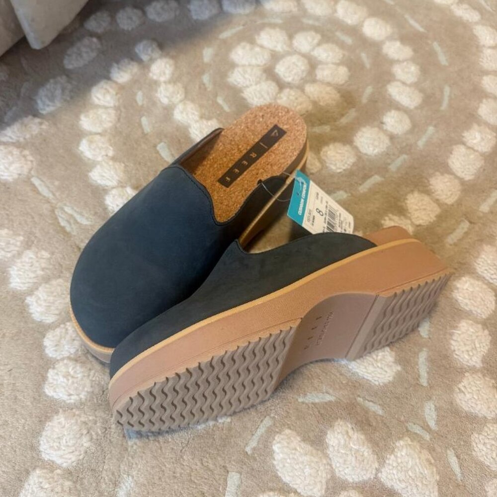 NWT Reef Vista Skye Clogs in charcoal size 8